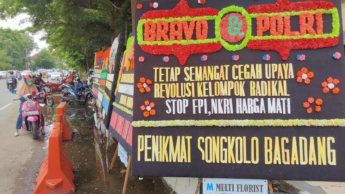 FPI Dilarang, Karangan Bunga Berjejer di Mapolrestabes Makassar