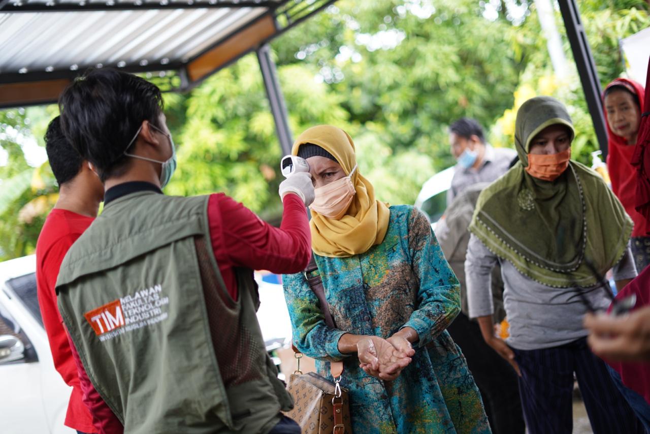 fti-umi-makassar-melakukan-cek-suhu-tubuh-masyarakat-di-kecamatan-bungoro.jpg