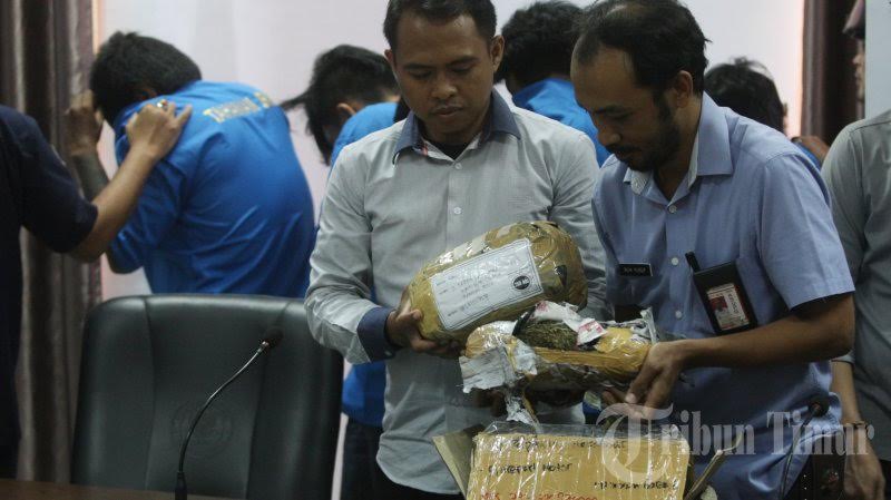 FOTO: BNNP Sulsel Rilis Penangkapan 3,2 Kg Ganja - ganja2_20161220_201058.jpg
