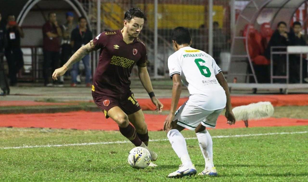 gelandang-psm-makassar-marc-klok-saat-tampil-di-laga-psm-vs-persebaya.jpg