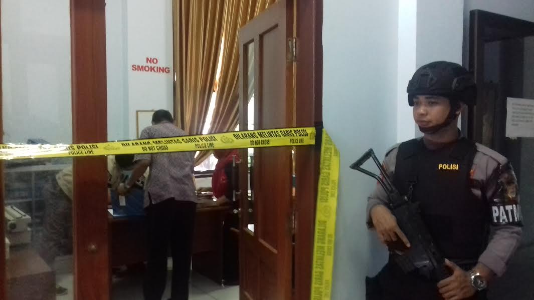 Kabag Umum DPRD Enrekang Kaget Tim Tipikor Polda Langsung Menggeledah - geledah-2_20170310_140850.jpg