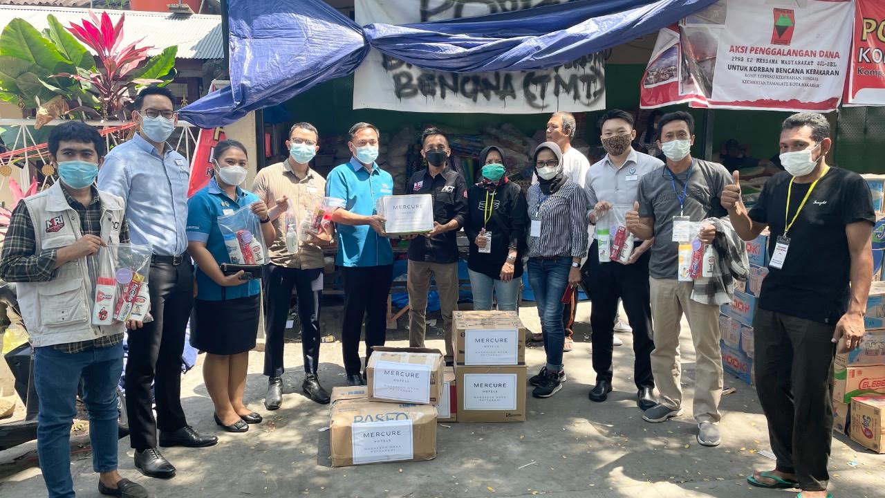 Mercure Makassar Kirim Bantuan untuk Korban Kebakaran Jl M Tahir