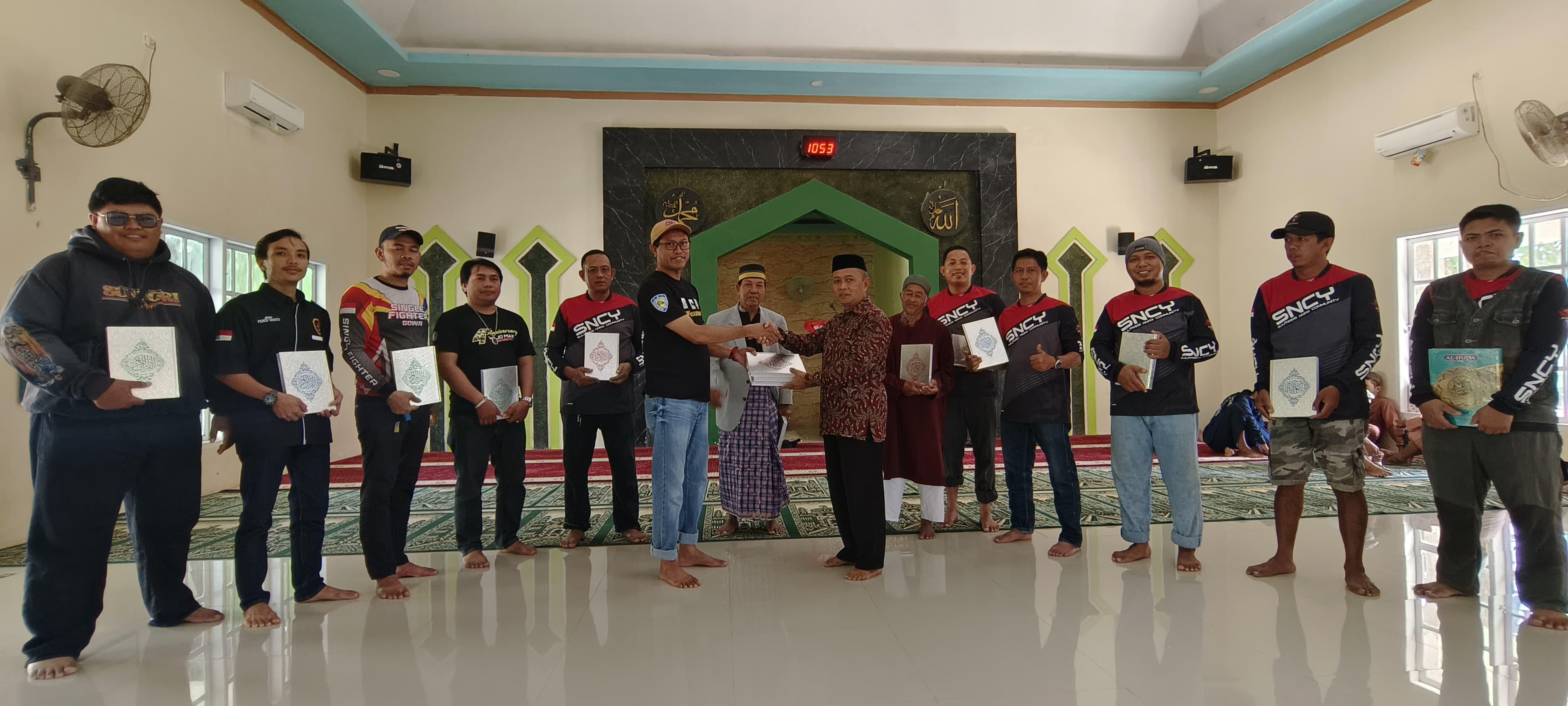 Komunitas SNCY Bagikan Ratusan Mushaf Alquran untuk 3 Masjid dan 2 Musholah di Gowa