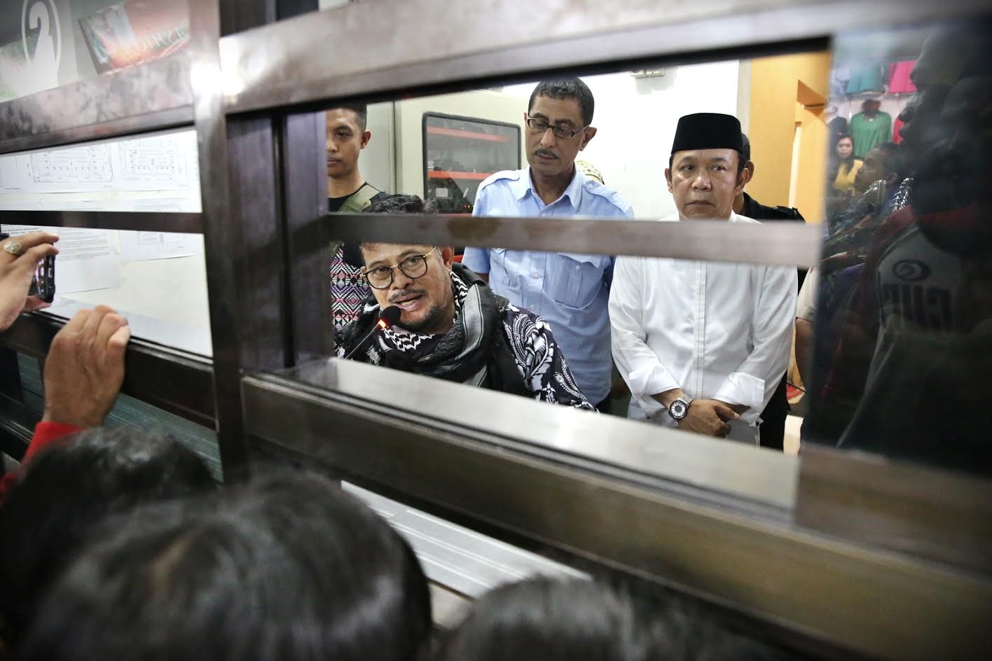 Usai Resmikan Underpass, Gubernur Sulsel Kunjungi Pasar Butung - gub_20170618_234130.jpg