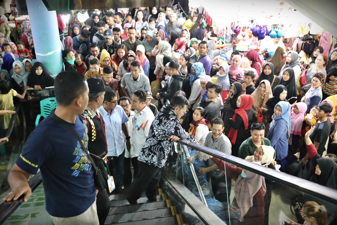 Usai Resmikan Underpass, Gubernur Sulsel Kunjungi Pasar Butung - gub_20170618_234141.jpg