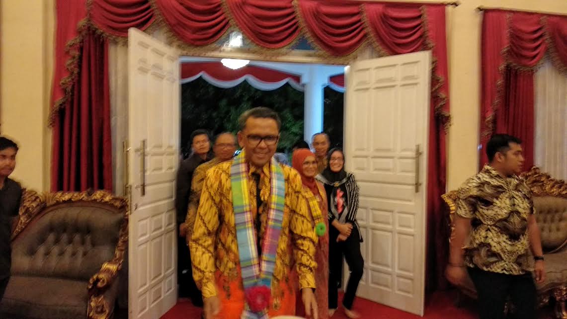 gubernur-sulawesi-selatan-sulsel-prof-nurdin-abdullah-berkunjung-ke-rujab-bupati-bantaeng_20180914_215835.jpg