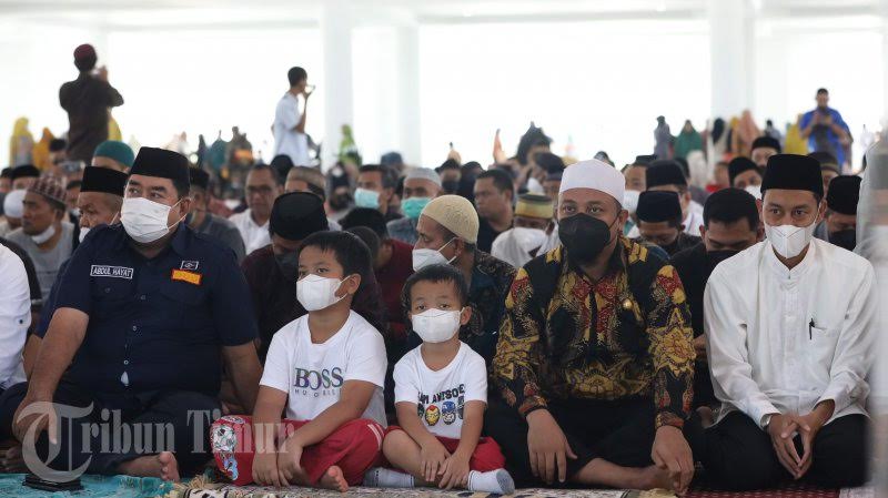 gubernur-sulsel-andi-sudirman-sulaiman-menunaikan-sholat-dzuhur-di-masjid-99-kubah-1.jpg<pf>gubernur-sulsel-andi-sudirman-sulaiman-menunaikan-sholat-dzuhur-di-masjid-99-kubah-2.jpg<pf>gubernur-sulsel-andi-sudirman-sulaiman-menunaikan-sholat-dzuhur-di-masjid-99-kubah-3.jpg<pf>gubernur-sulsel-andi-sudirman-sulaiman-menunaikan-sholat-dzuhur-di-masjid-99-kubah-4.jpg<pf>gubernur-sulsel-andi-sudirman-sulaiman-menunaikan-sholat-dzuhur-di-masjid-99-kubah-asmaul-husna-5.jpg<pf>gubernur-sulsel-andi-sudirm