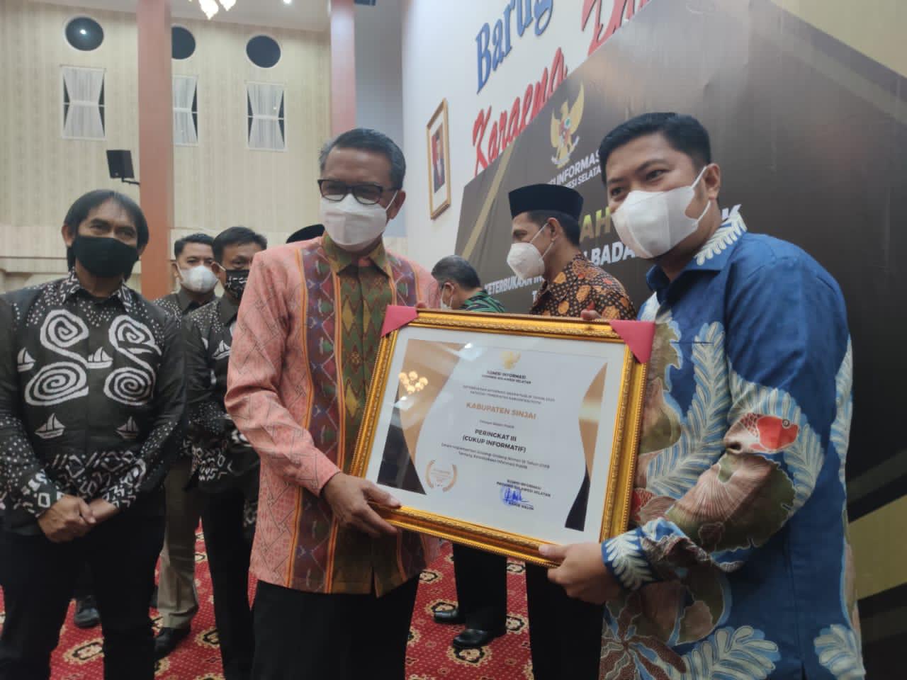 gubernur-sulsel-memberi-penghargaan-peringkat-ke-3-ke-pemkab-sinjai.jpg