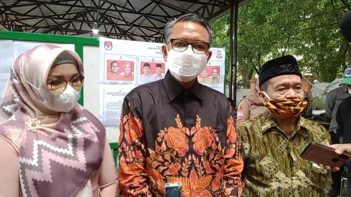 gubernur-sulsel-nurdin-abdullah-menyalurkan-hak-pilihnya-9122020.jpg