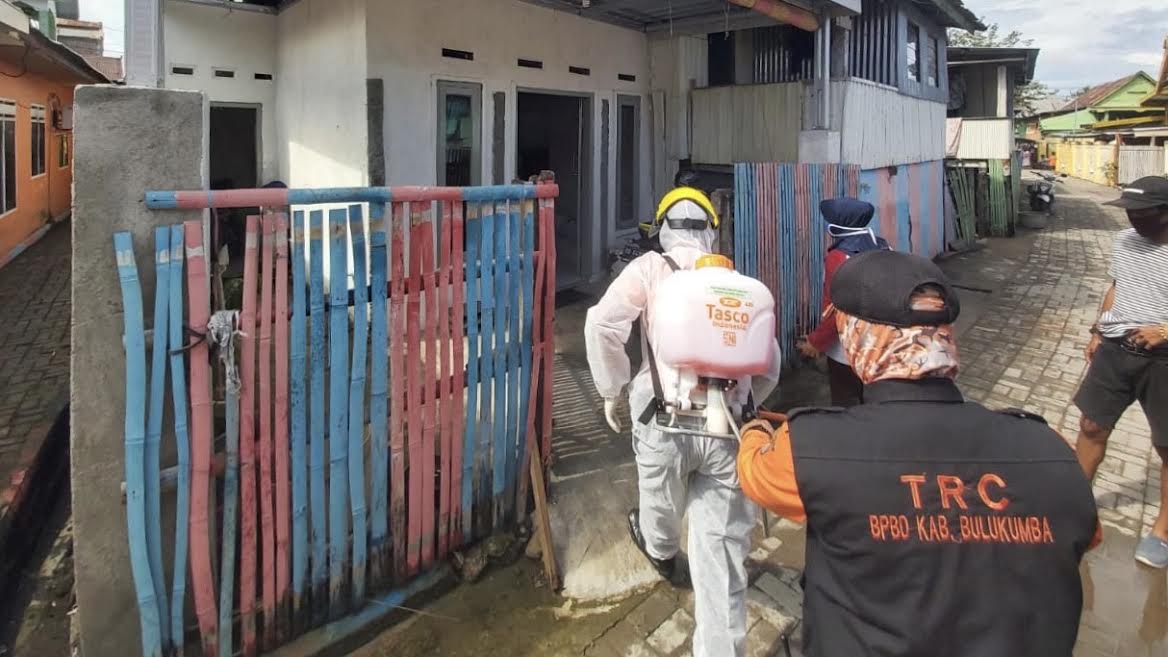 gugus-tugas-covid-19-bulukumba-melakukan-sterilisasi-di-rumah-warga-positif-di-appasarenge.jpg