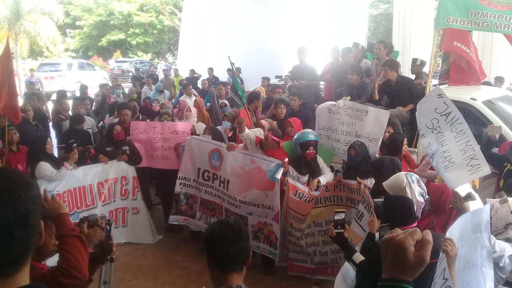 guru-pttgtt-se-sulbar-unjuk-rasa-di-kantor-gubernur.jpg