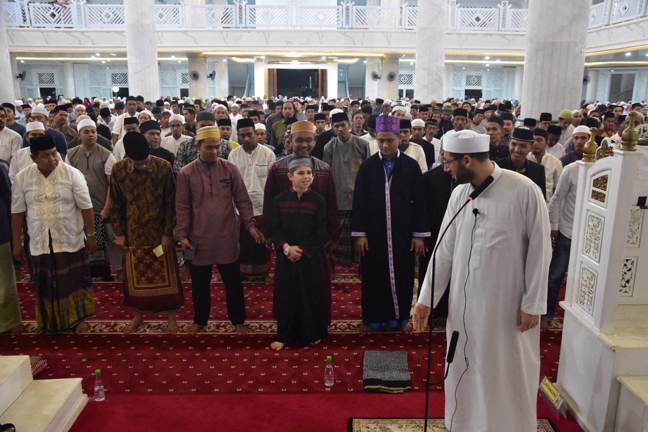 hafidz-cilik-asal-gaza-palestina-pimpin-salat-witir-di-masjid-agung-syekh-yusuf-gowa.jpg
