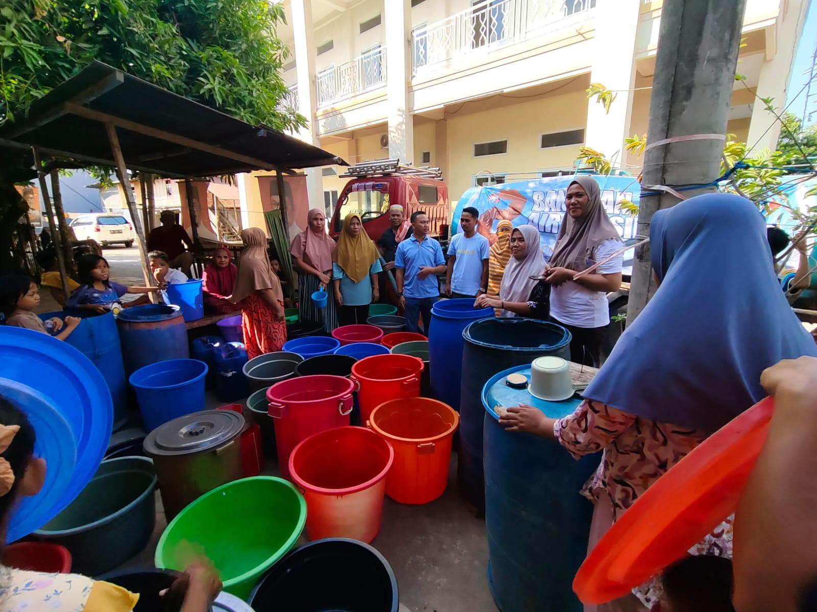 Relawan Jeneberang Hati Damai Salurkan Air Bersih di Bontonompo Selatan