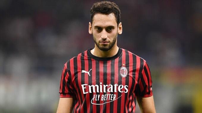hakan-calhanoglu-berpotensi-hengkan-dari-ac-milan.jpg