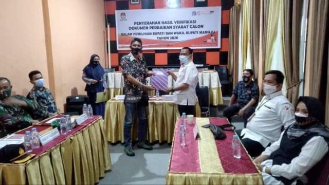 hamdan-dangkang-serahkan-berkas-penetapan-pasangan-calon-bupati-dan-wakil-bupati-pilkada-2020.jpg
