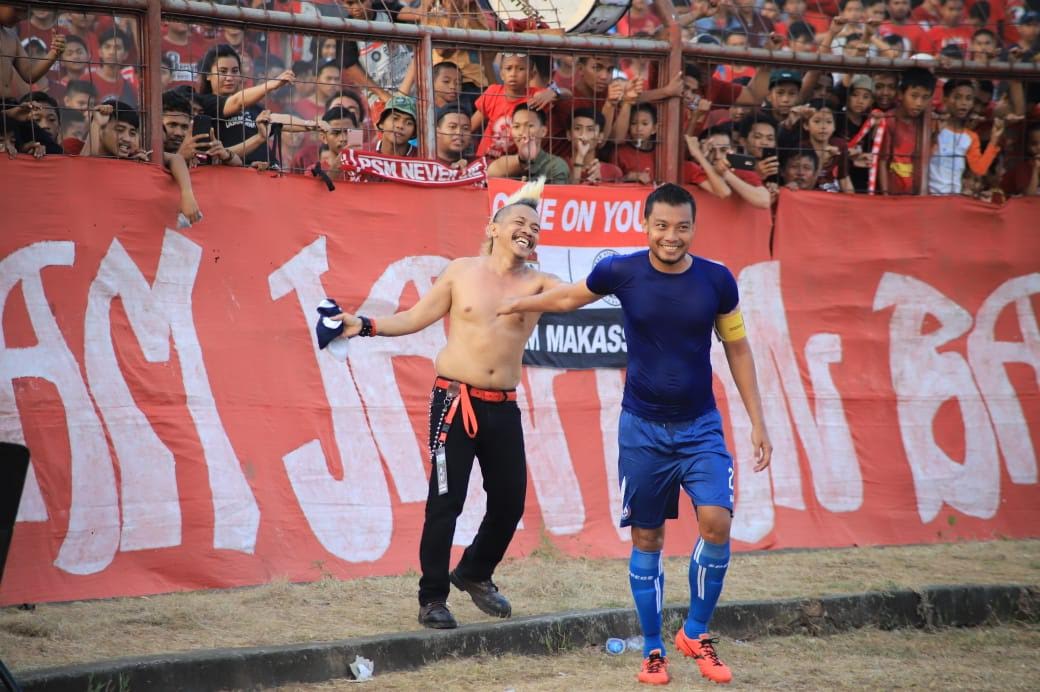 Punya Kenangan Merumput di Mattoanging, Hamka Hamzah Hadiahi Jersey Panglima LAJ