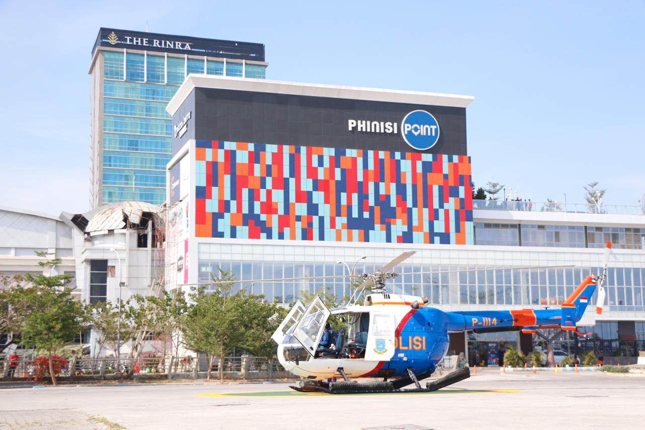 Pesawat Helikopter Polda Sulsel Jemput Gubernur di Area Parkir The Rinra Makassar