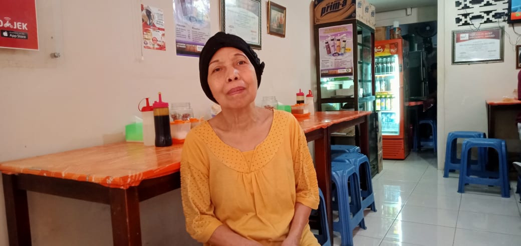 hj-haniah-pemilik-rumah-makan-sop-ubi-datu-museng-dalam-lorong.jpg