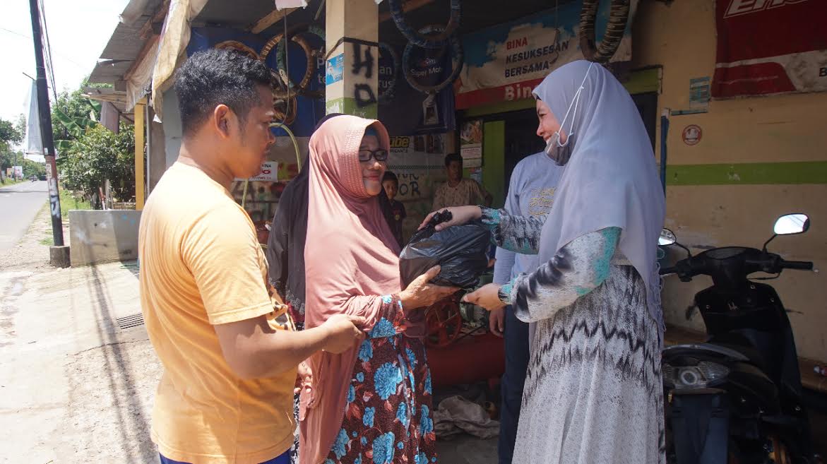 hj-suhartina-saat-membagikan-100-paket-sembako.jpg