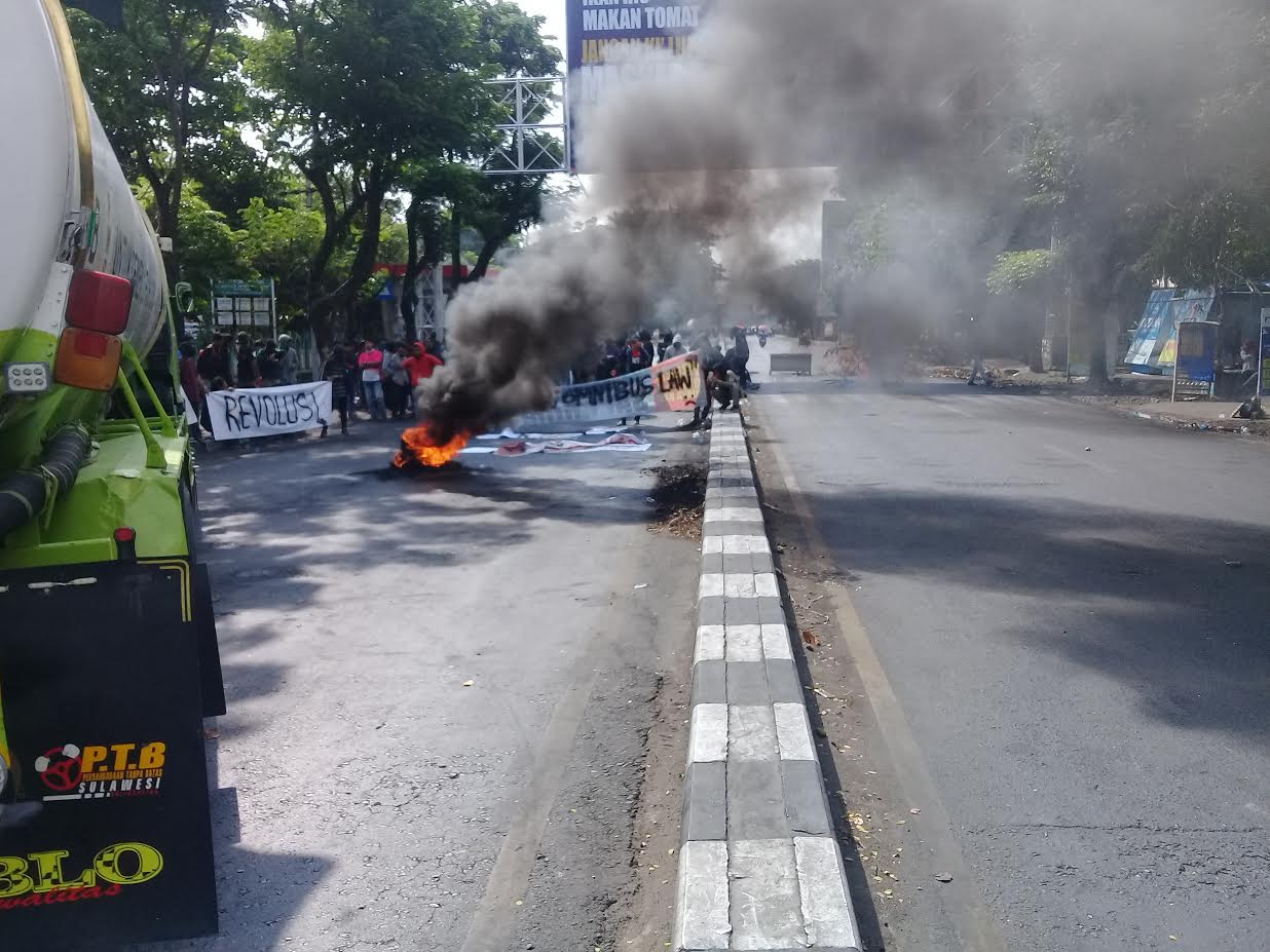 BREAKING NEWS: Tolak Omnibus Law, Mahasiswa Kembali Tutup Full Jl Sultan Alauddin Makassar