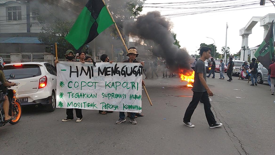 hmi-cabang-palopo-menggelar-aksi-demonstrasi-di-depan-kantor-walikota-palopo.jpg