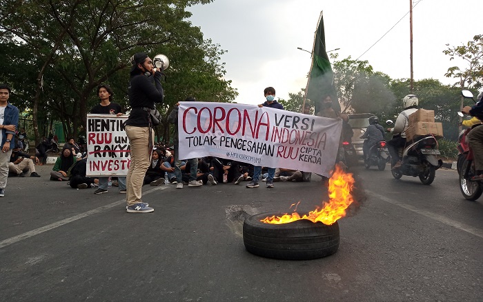 Demo Tolak UU Cipta Kerja, Massa HMI Komisariat UMI Bergeser ke Depan Kampus, Diwarnai Bakar Ban