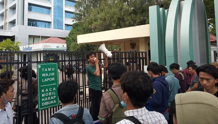 Ini 5 Tuntutan HMI Komisariat UMI di Depan Gedung DPRD Sulsel