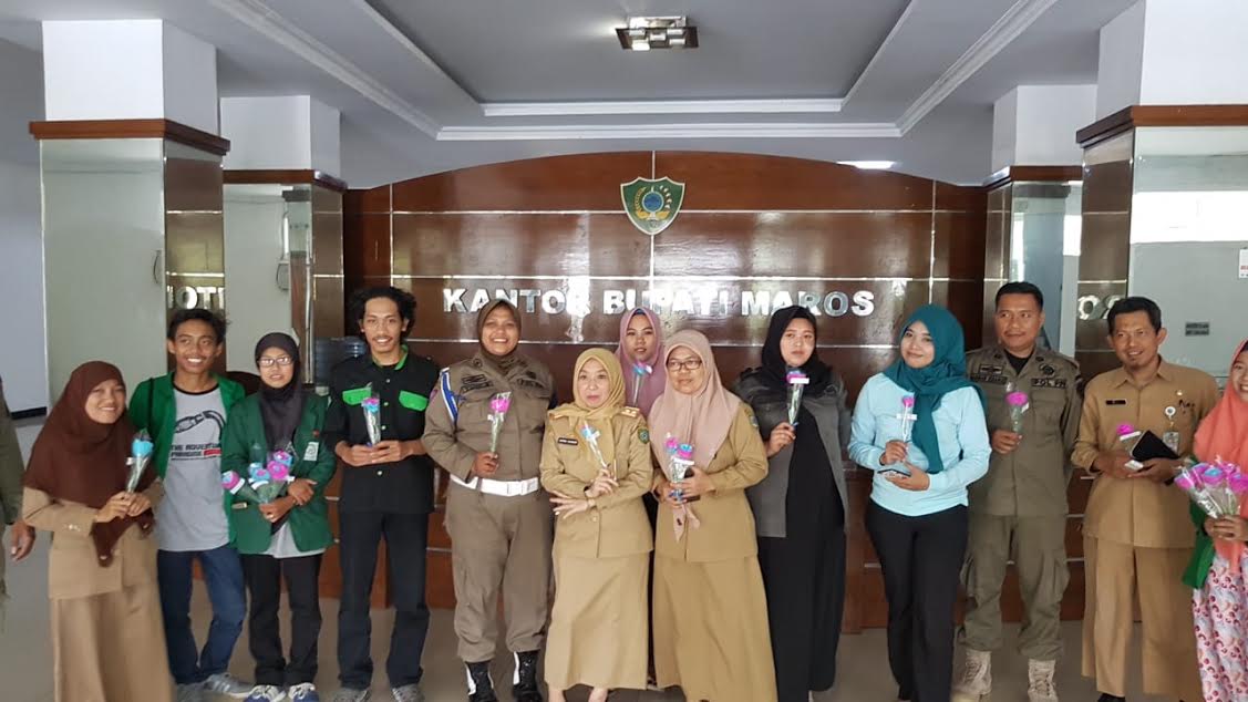 Rayakan HUT ke-11, HPPMI UIN Bagi-bagi Bunga di Maros