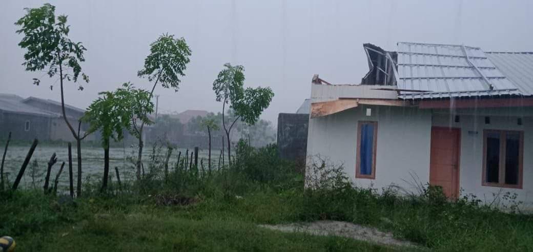hujan-deras-disertai-angin-kencang-merusak-rumah-warga-di-masamba-kabupaten-luwu-utara.jpg
