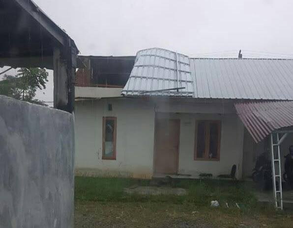hujan-deras-disertai-angin-kencang-merusak-rumah-warga-di-masamba.jpg