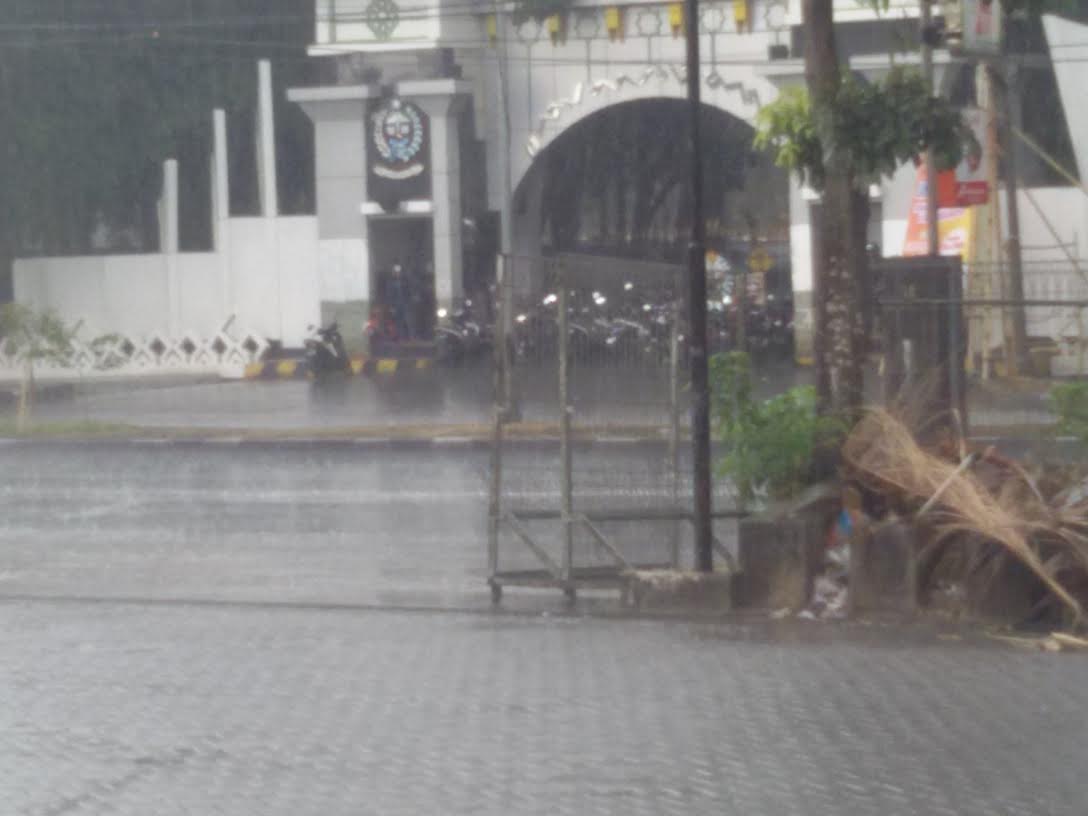 Hujan Deras di Urip Sumihardjo, Pintu Gerbang Kantor Gubernur Jadi Tempat Berteduh