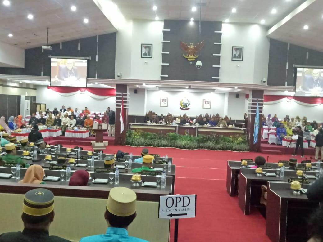 Legislator Hingga Gubernur Pakai Baju Adat di Gedung DPRD Sulsel