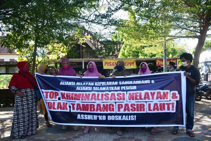 ibu-ibu-nelayan-pulau-kodingareng-berunjuk-rasa-di-depan-kantor-dit-polair-polda-sulsel-1.jpg<pf>ibu-ibu-nelayan-pulau-kodingareng-berunjuk-rasa-di-depan-kantor-dit-polair-polda-sulsel-2.jpg