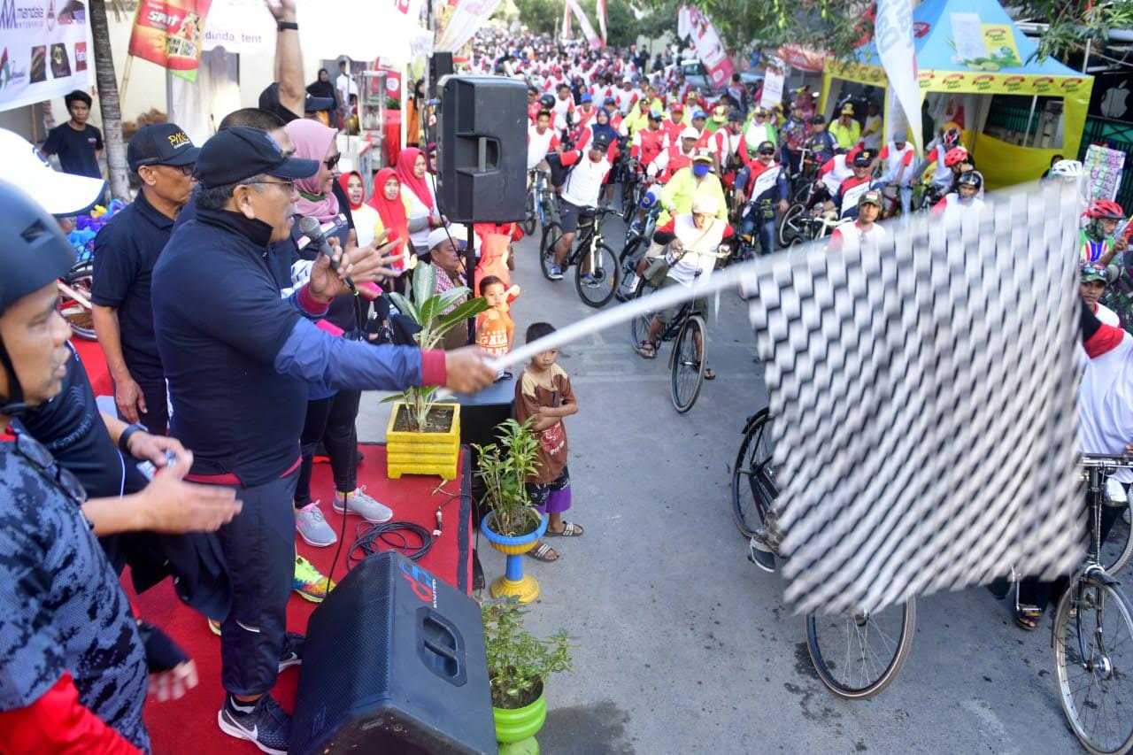 ilham-arief-sirajuddin-yang-sekaligus-didaulat-mengangkat-bendera-start.jpg