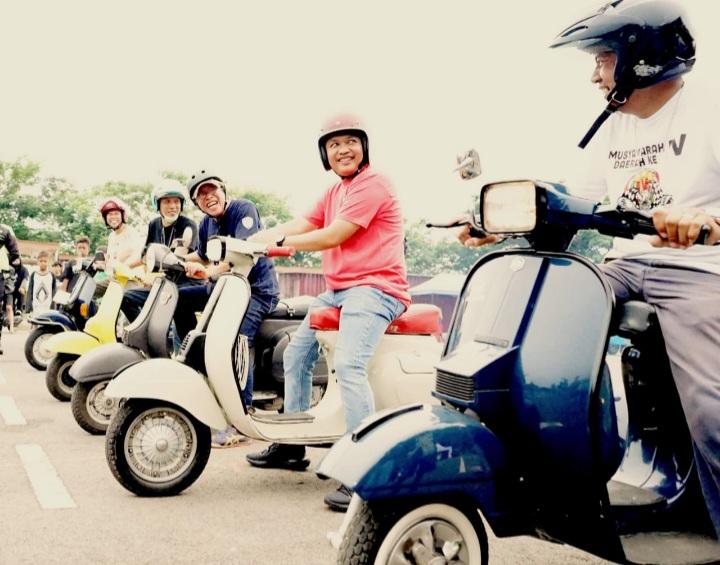 Hadir di Temu Scooterist Bantaeng, Ilham Azikin Bawa Vespa Klasik Tahun 1976