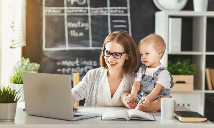 ilustrasi-seorang-ibu-tengah-bekerja-dari-rumah.jpg