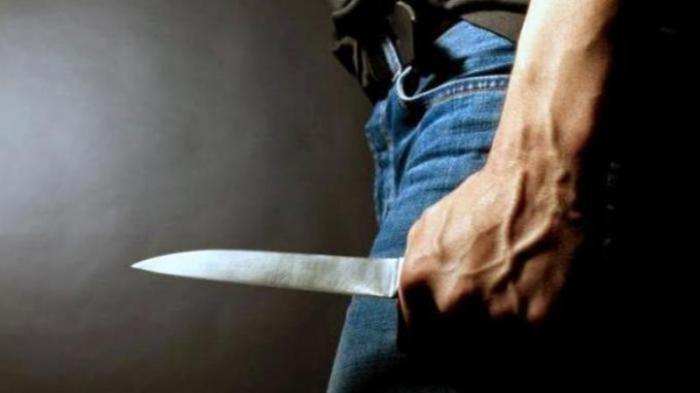 Refleks Dede Berdiri Didepan Ibunya, Pisau Dapur Ditangan Tetangga Langsung Tertancap di Ulu Hati