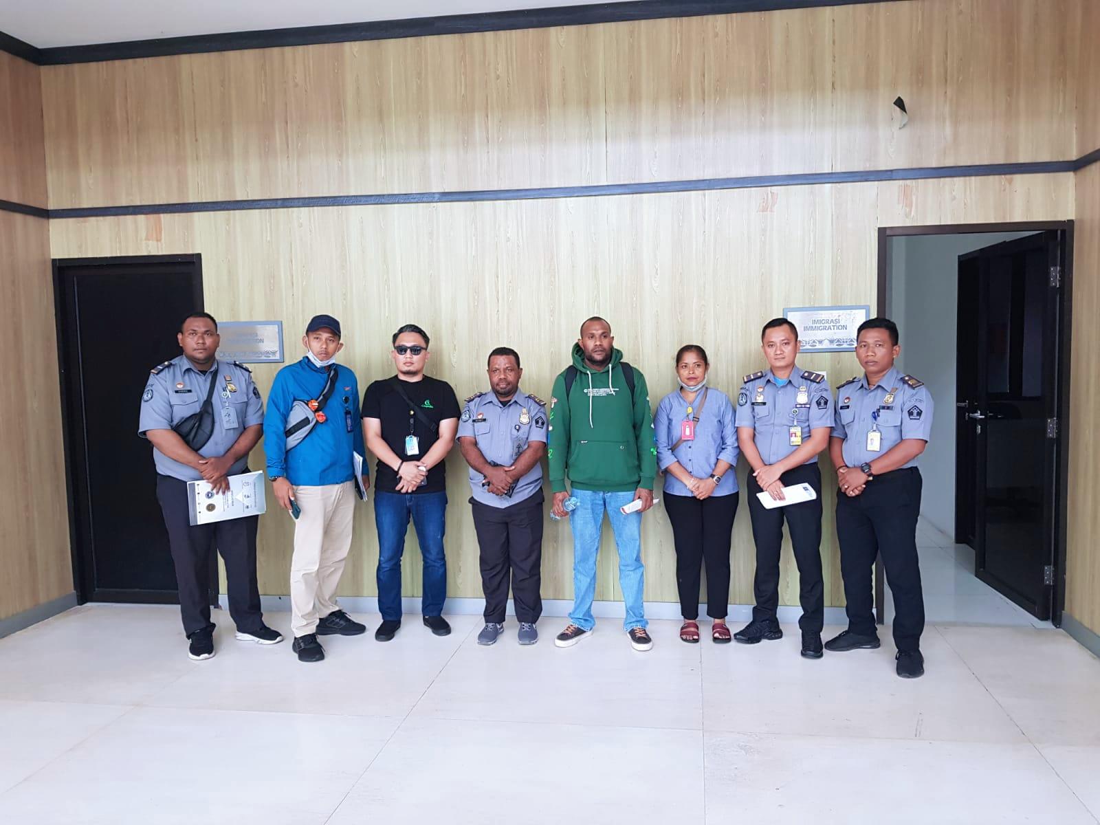 imigrasi-makassar-deportasi-1-wna-papua-nugini.jpg