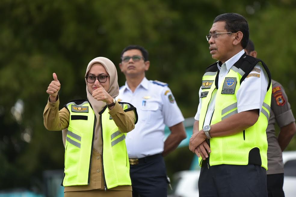 indah-putri-indriani-saat-meninjau-perpanjangan-landasan-pacu-di-bandara-andi-djemma.jpg