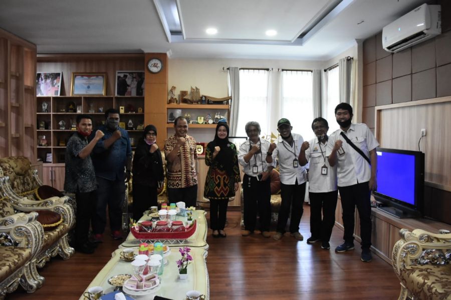 indah-putri-indriani-tengah-foto-bersama-usai-menerima-kunjungan-satker-kementerian-pupr.jpg