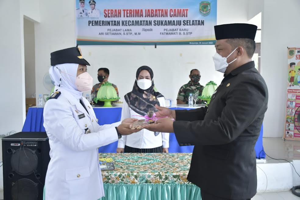 indah-putri-indriani-tengah-menghadiri-serah-terima-jabatan-camat-sukamaju-selatan.jpg