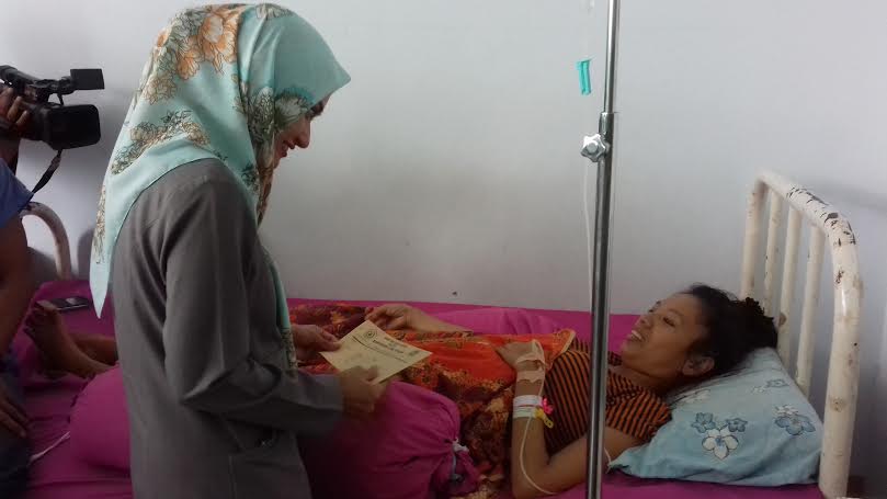 indah-salurkan-zakat-di-rumah-sakit_20160701_135856.jpg