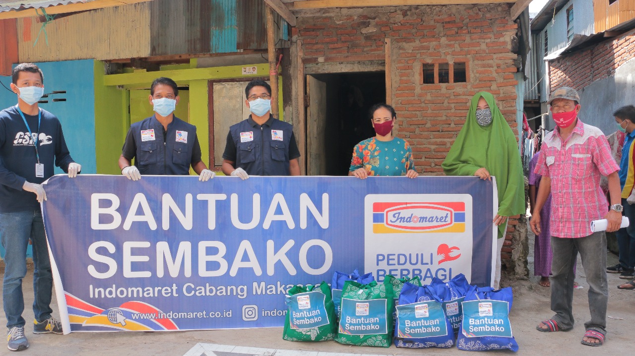 indomaret-peduli-bagikan-paket-semboka-di-makassar-untuk-warga-terdampak-covid-19.jpg