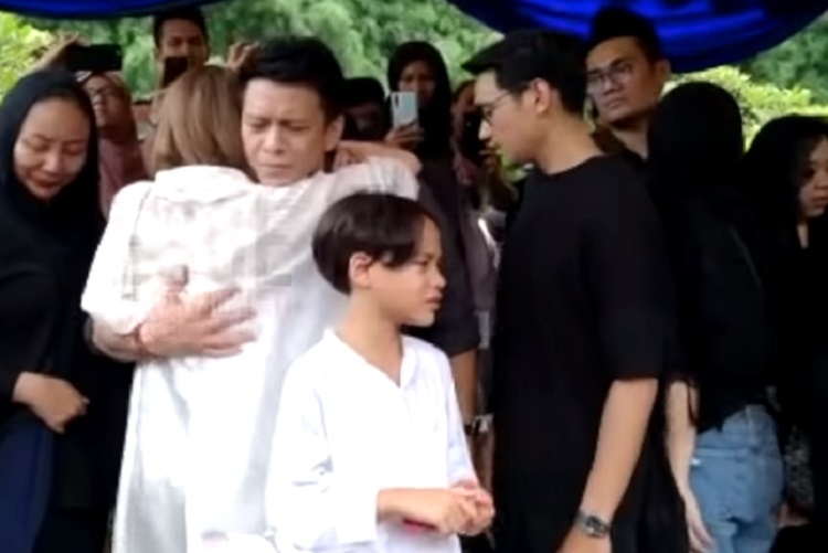 ini-yang-dibisikkan-ariel-noah-saat-peluk-bcl-di-pemakaman-ashraf-sinclair.jpg