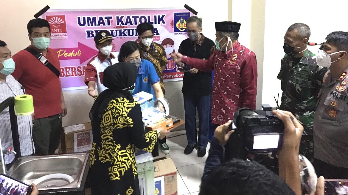 INTI dan Wanita Katolik Bulukumba Serahkan APD dan Wastafel untuk Gugus Covid-19