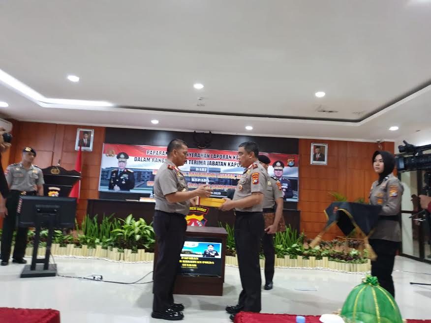 irjen-pol-baharudin-djafar-serahkan-laporan-kesatuan-polda-sulbar-kepada-kapolda.jpg