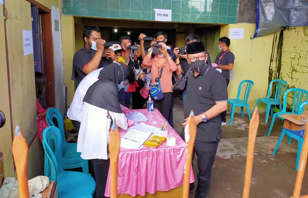 irman-none-yasin-limpo-menyalurkan-hak-pilih-di-tps-08-kelurahan-buakana.jpg