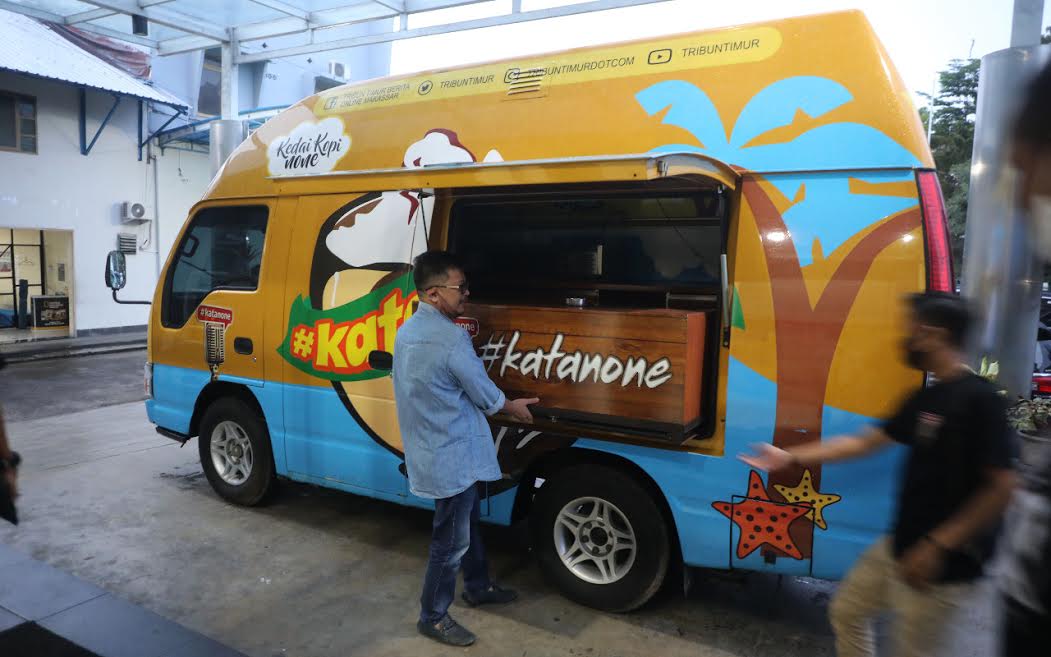 irman-yasin-limpo-memperkenalkan-truk-kedai-kopi-none-di-halaman-redaksi-tribun-1.jpg