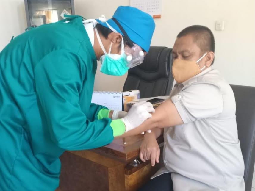 irwan-bachri-syam-melakukan-rapid-test-di-rsud-i-la-galigo-jl-sangkurwira.jpg