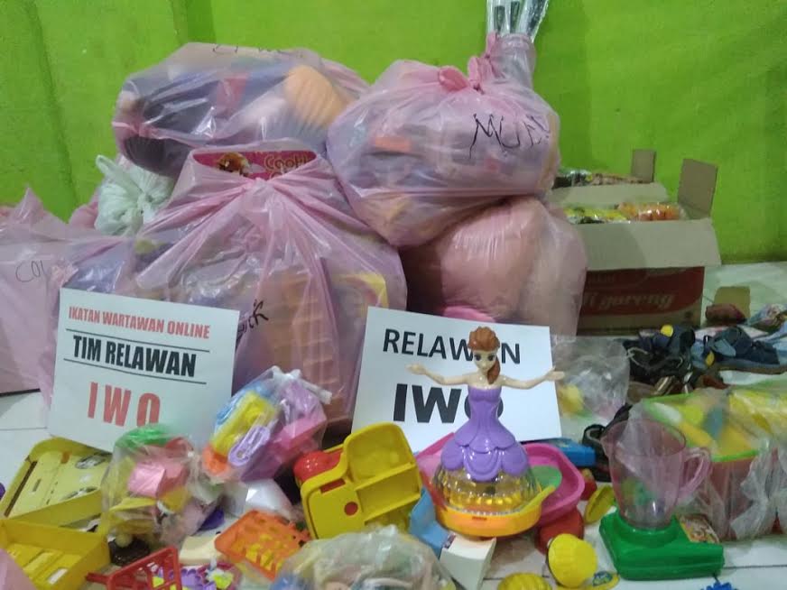 IWO Sulbar dan Yayasan Karampuang Salurkan Mainan Anak untuk Korban Gempa Sulteng